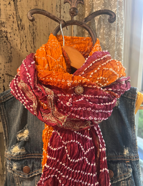 Bandhani Scarf with Scarf pin